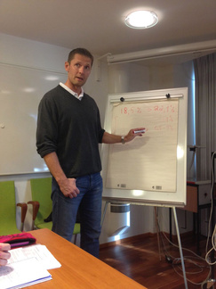 Sinuhe Wallinheimo hallituksen kokouksen alussa 24.8.2014