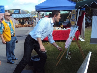 "Sinkku" Sinuhe Wallinheimo kilpailee löylynheitossa. Taisipa irrota ennätys tuolla heitolla.