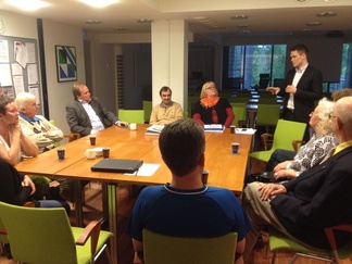 Tuore kansanedustaja Mikael Palola vieraili hallituksen kokouksessa 15.6.2014. Paikalla myös jäseniä ja valtuustöryhmän edustajia.